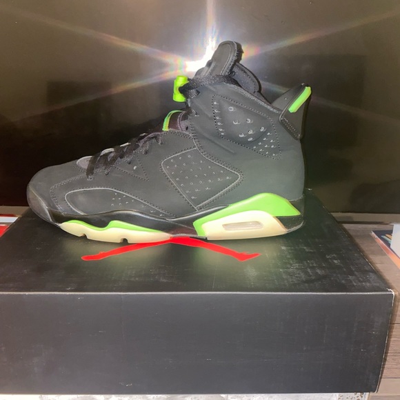 I’m selling Jordan 6s, size 10 and is green & black - Picture 3 of 8